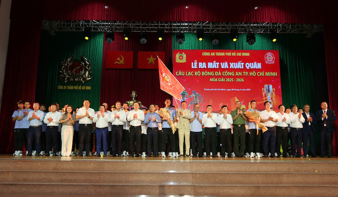 Thầy trò HLV Lê Huỳnh Đức tại lễ xuất quân mùa giải 2025/26. Ảnh: Anh Khoa 