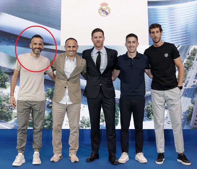 Ismael Camenforte trong lễ ra mắt ban huấn luyện mới của Real Madrid.