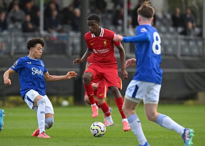 Trey Nyoni (áo đỏ) là báu vật của Liverpool
