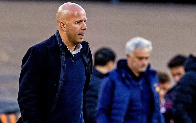 Gọi điện cho Mourinho chưa, Arne Slot?
