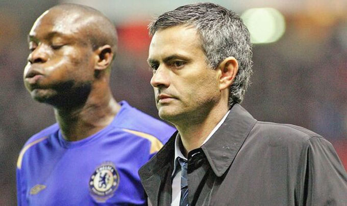 Dù là trụ cột ở hàng thủ của Chelsea nhưng Gallas và Mourinho chỉ bằng mặt không bằng lòng