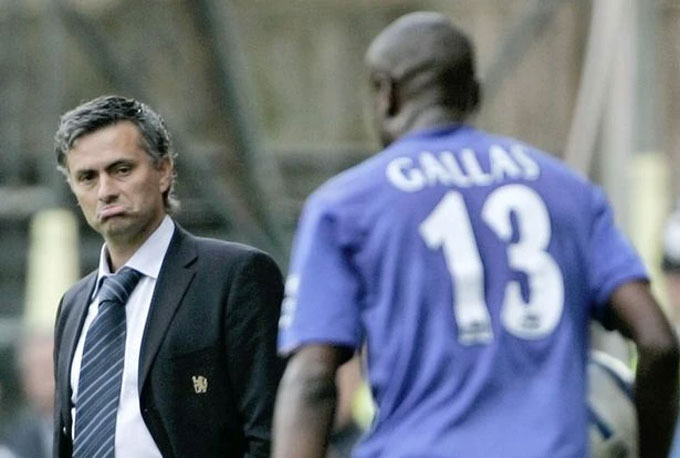 Chỉ vì sự ngang ngạnh của Gallas, Mourinho đã lập tức trừng phạt