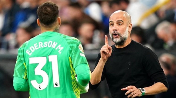 Pep Guardiola đã hết yêu Ederson - thủ môn từng được ông ca ngợi là "giỏi chơi chân nhất thế giới"