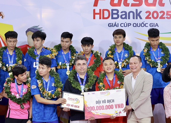 Thầy trò ông Victor Acosta có lần thứ hai nâng cúp vô địch. Ảnh: Quốc An