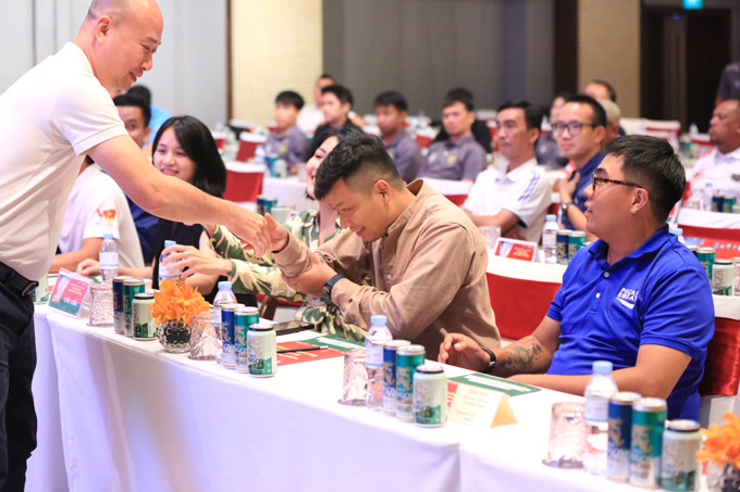 Đại diện BTC bắt tay các đội bóng