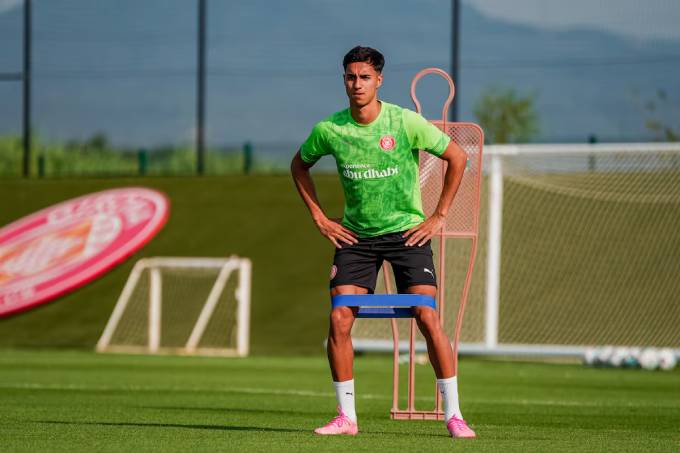 Vitor Reis trên sân tập của Girona