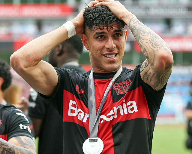 Hincapi là thành viên Leverkusen đoạt chức vô địch Bundesliga 2023/24 
