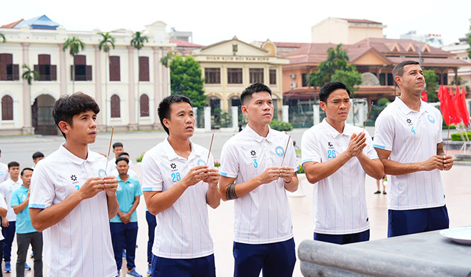 Các trụ cột của Nam Định trong buổi lễ dâng hương cầu may mắn trước mùa giải mới - Ảnh: Đức Cường 