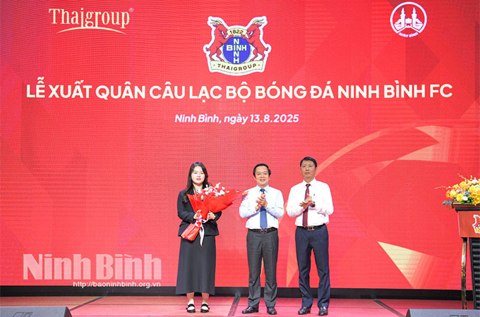 CLB Ninh Bình ra mắt nữ Chủ tịch 24 tuổi - Nguyễn Ngọc Mỹ Anh trước thềm V.League 2025/26 - Ảnh: Báo Ninh Bình