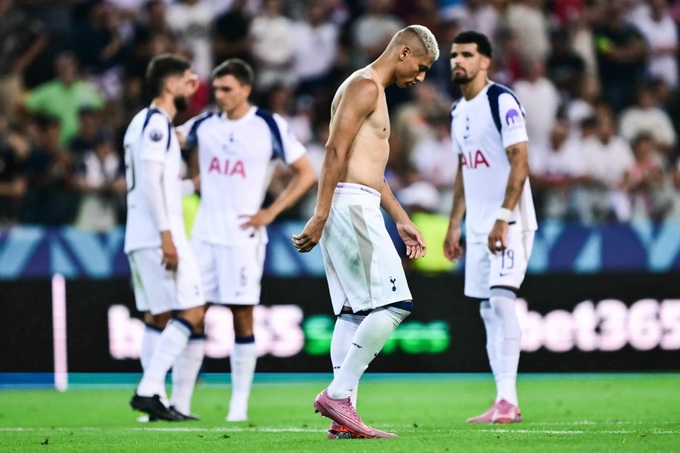Nỗi buồn thua trận của các cầu thủ Tottenham sau khi thua ở loạt sút luân lưu