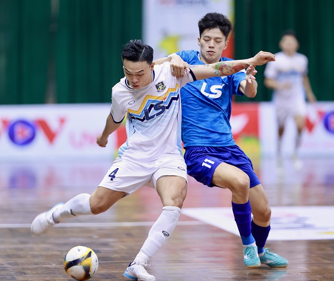 Châu Đoàn Phát (trắng) và Vũ Ngọc Ánh đã để lại dấu ấn tốt tại giải futsal Cúp QG 2025. Ảnh: Quốc An 