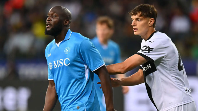 Leoni theo kèm Lukaku trong một trận đấu