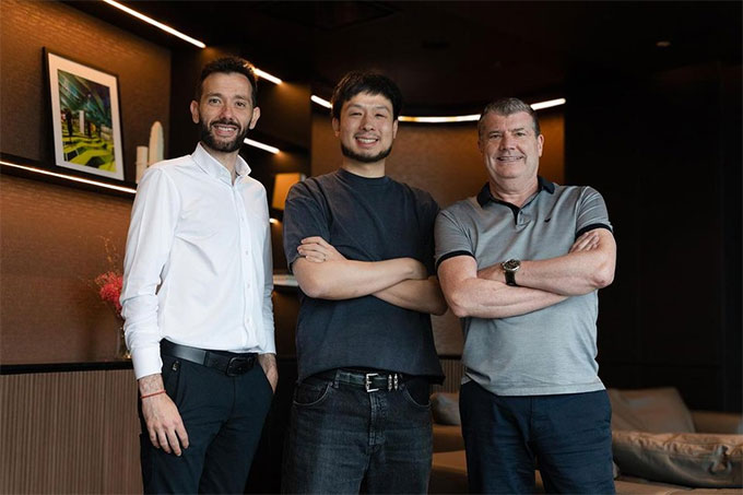 Bộ ba chủ tịch người Singapore Kiat Lim (giữa), HLV Carlos Corberan và CEO Ron Gourlay (phải) sẽ đưa Bầy dơi Valencia bay cao?