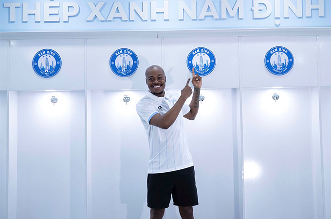 Tiền đạo Percy Tau gia nhập Nam Định 