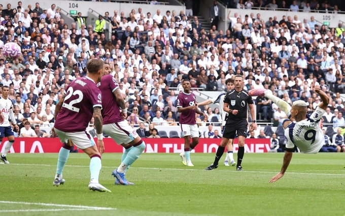 Richarlison "ngả bàn đèn" đẹp mắt để xé lưới Burnley