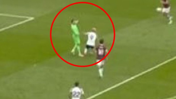 Dubravka đã ôm bóng quá 8 giây theo luật mới