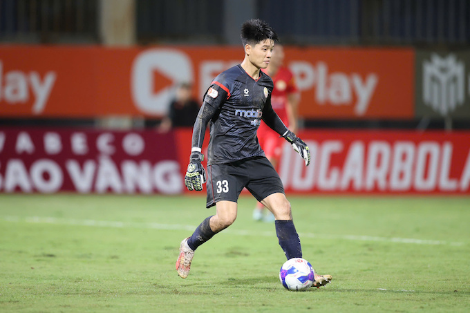Phí Minh Long trong ngày trở lại V.League. Ảnh: Minh Tuấn