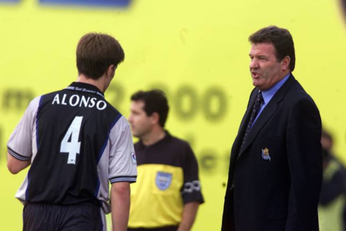 Alonso cùng HLV John Benjamin Toshack thời còn ở Sociedad
