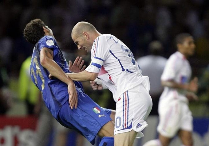Cú húc đầu gây chấn động thế giới của Zidane vào ngực Materazzi hồi năm 2006
