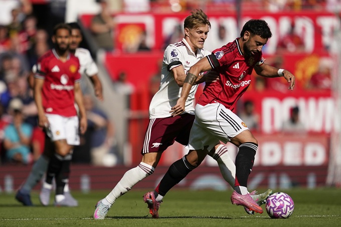 Bruno Fernandes tranh bóng với Martin Odegaard ở trận đấu giữa MU và Arsenal