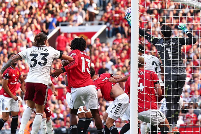 Cựu trọng tài Clattenburg cho rằng BTC Ngoại hạng Anh đã mắc lỗi khiến MU thua