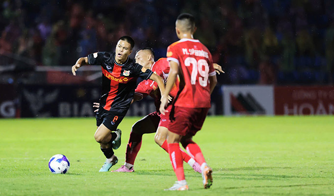 Chung Nguyen Do (Trần Thành Trung) có 20 phút tương đối ấn tượng trong màu áo Ninh Bình ở trận ra quân gặp Hà Tĩnh - Ảnh: Đức Cường 