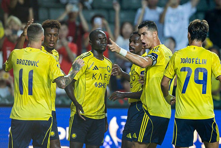 Mane giúp Al Nassr vượt lên nhưng sau đó bị thẻ đỏ rời sân trong hiệp 1