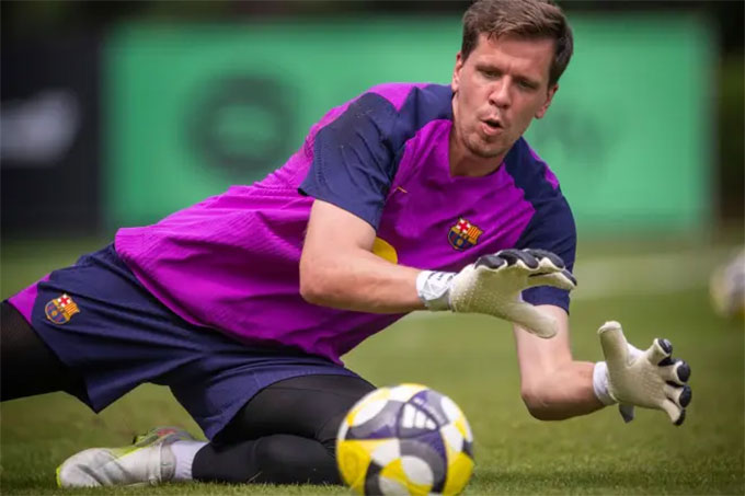 Szczesny vẫn trng danh sách chờ được đăng ký