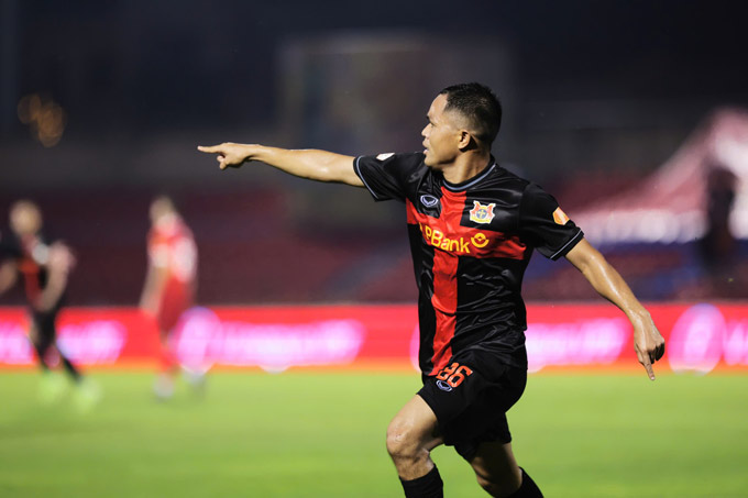 Dụng Quang Nho ghi bàn cho Ninh Bình trong chiến thắng 3-1 trước Hà Tĩnh. Ảnh: Đức Cường