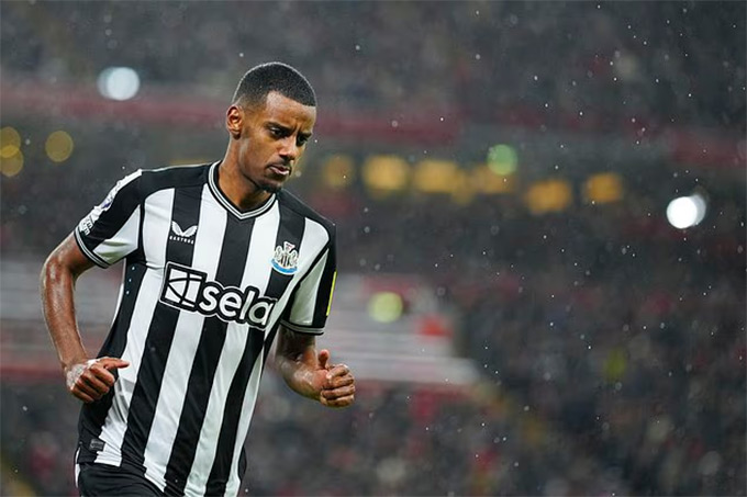 Isak công khai sự bất mãn với BLĐ Newcastle