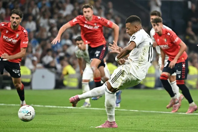 Mbappe ghi bàn trên chấm 11 mét