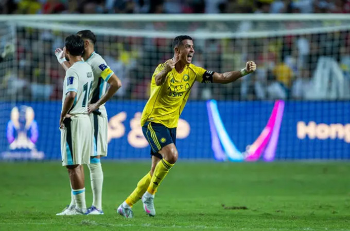 Ronaldo ăn mừng khi VAR công nhận bàn thắng