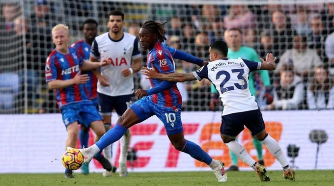 Eze (số 10) tung hoành trước hàng thủ Tottenham ở mùa giải trước