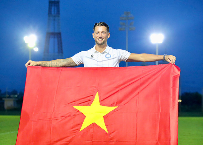 Mitchell Dijks từng có thời gian chơi tại UEFA Champions League 