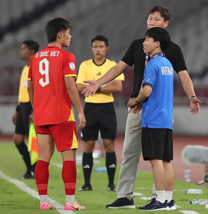 HLV Kim Sang Sik sẽ tập trung cho U23 Việt Nam với mục tiêu giành vé dự VCK U23 châu Á 2026 - Ảnh: Anh Khoa 