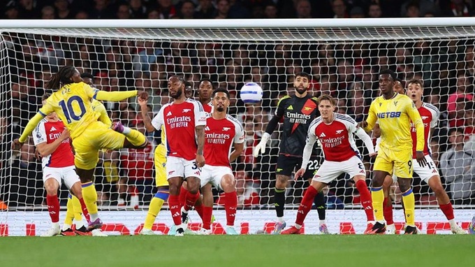 Eze (số 10) tung hoành trước hàng thủ Arsenal ở mùa trước