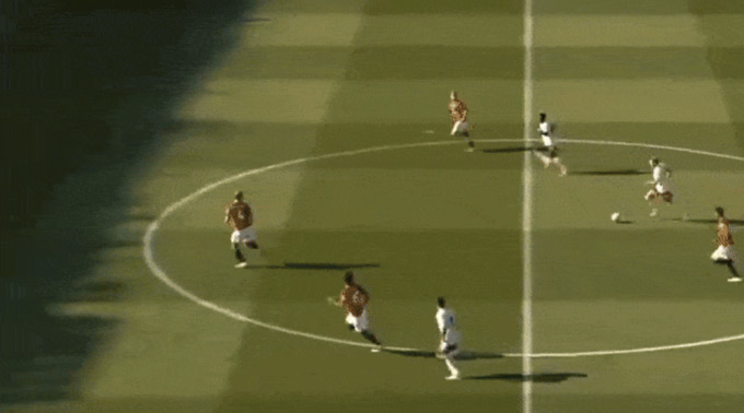 De Ligt (số 4) và pha phòng ngự ở tình huống băng xuống của Odegaard