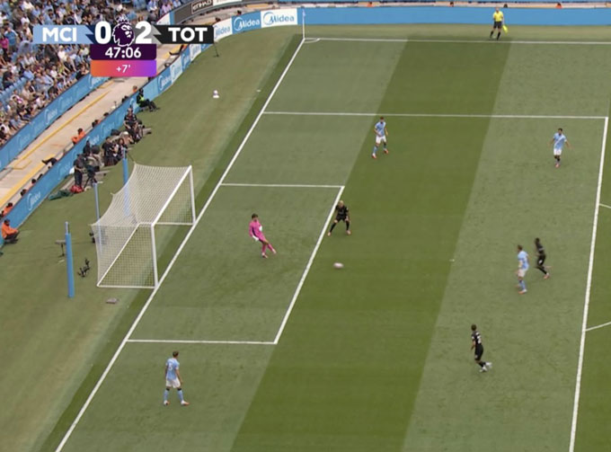 Trafford chuyền lỗi dẫn tới bàn thua thứ 2 của Man City