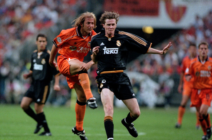 McManaman (áo đen) đã thi đấu khá thành công tại Real Madrid