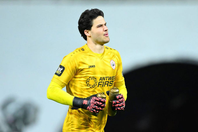 Lammens bị gạch tên khỏi danh sách thi đấu của Royal Antwerp