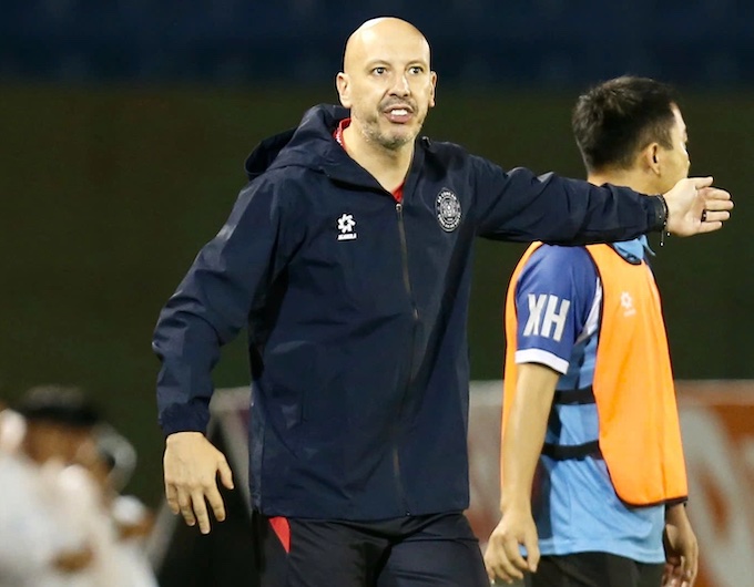 Trợ lý Luis Viegas có những lời lẽ thoá mạ trọng tài. Ảnh: Anh Khoa 
