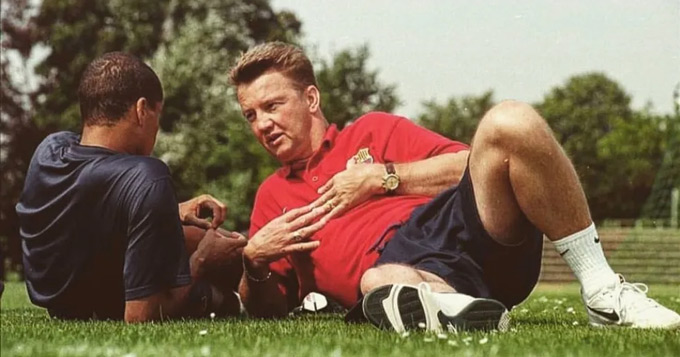 Van Gaal trò chuyện với Rivaldo