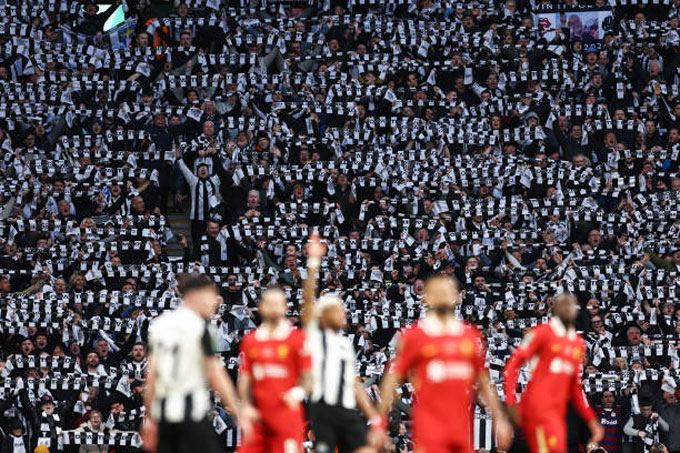 Bầu không khí trên sân St James' Park hứa hẹn sẽ rất nóng