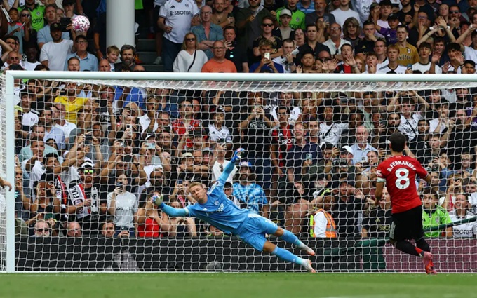 Bruno Fernandes sút bóng vọt xà trong quả đá phạt đền trước Fulham
