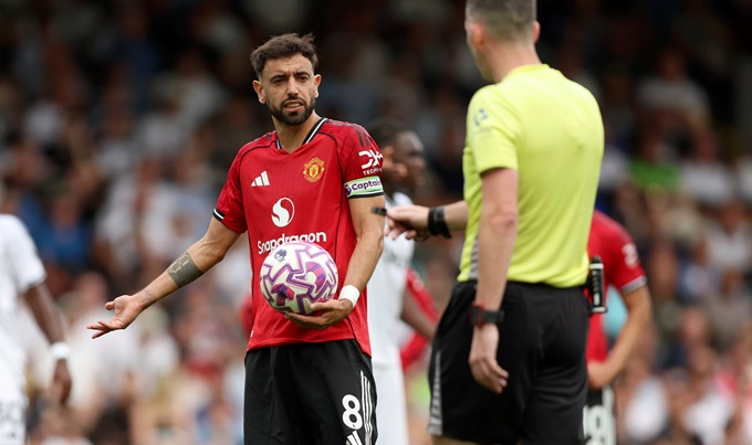 Bruno Fernandes phàn nàn sau khi bị trọng tài Kavanagh va phải trước khi đá phạt đền