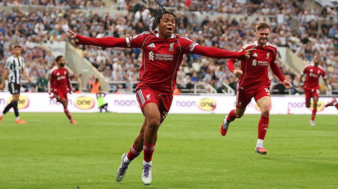 Ngumoha mang về 3 điểm quý giá cho Liverpool