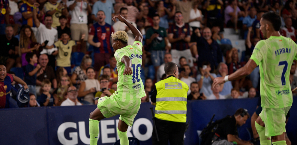 Lần đầu tiên trong thế kỷ 21, Barca thắng ngược ở La Liga sau khi bị dẫn 2 bàn trong hiệp 1