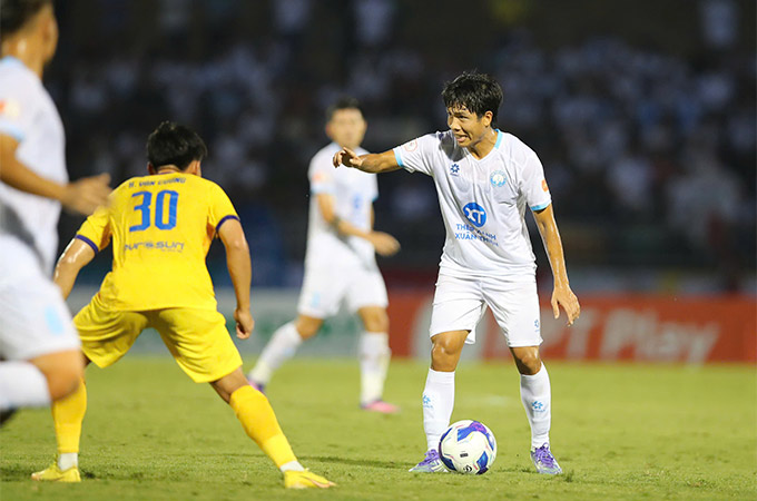 Văn Vĩ và các đồng đội có sự khởi đầu không như kỳ vọng ở V.League 2025/26 - Ảnh: Đức Cường 