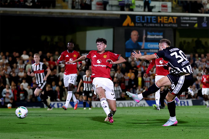 MU nhận thất bại nhục nhã trước đối thủ chơi ở League Two