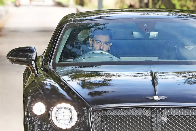 Bruno Fernandes trông đầy đăm chiêu khi trở lại Carrington